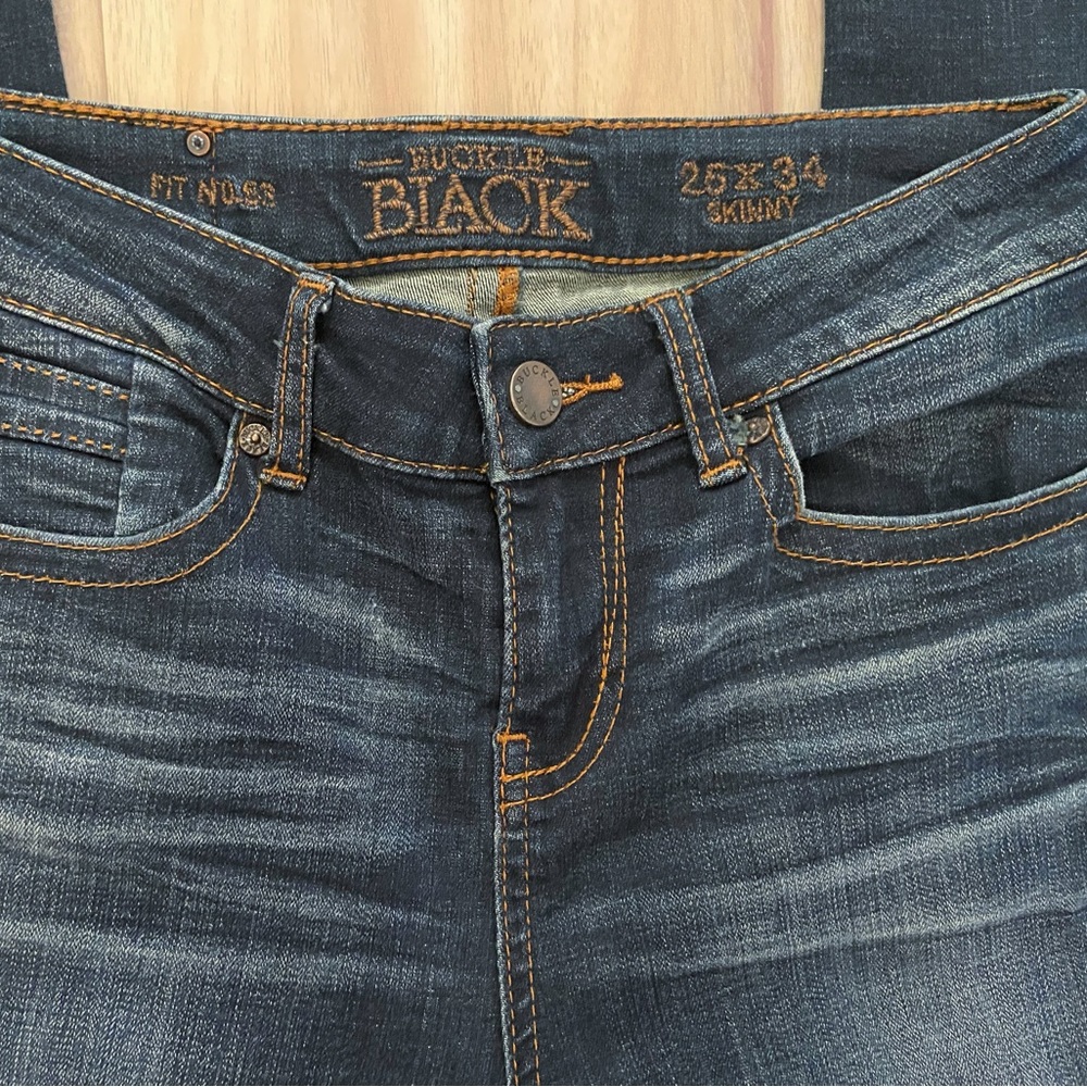 Buckle Black 25 by 34 skinny excellent condition